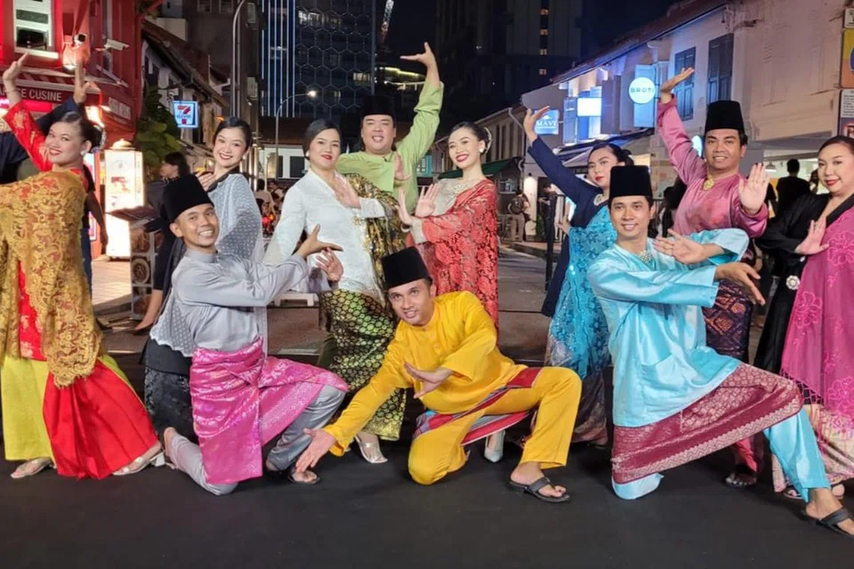 Kumpulan seni tarian Melayu, Attrians Singapura, membuat persembahan semasa acara ‘Beats on Baghdad Street’ bagi Yayasan Warisan Melayu (YWM) pada 12 Mei 2023. 