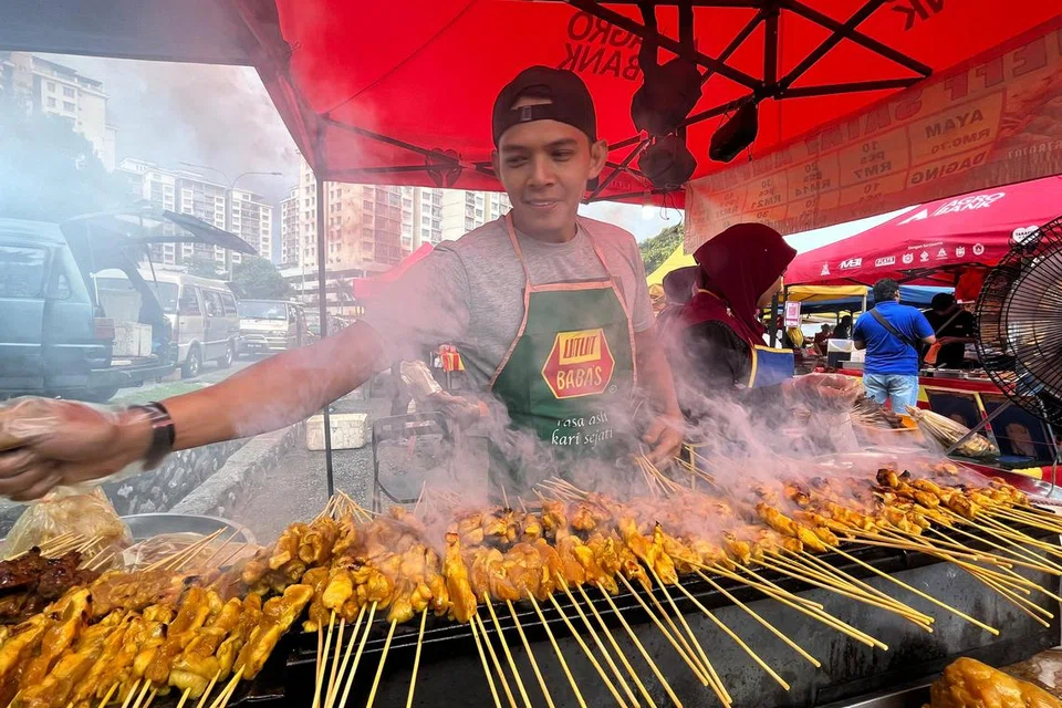 Sate dijual Encik Jefry Nukman, 35 tahun, menjadi rebutan pengunjung di bazar Ramadan Bandar Baru Ampang, Selangor, kerana harganya yang murah iaitu 70 sen bagi sebatang sate ayam dan daging. Bazar di bawah seliaan Majlis Perbandaran Ampang Jaya ini buat kali pertama beroperasi lebih awal iaitu bermula 27 Februari.