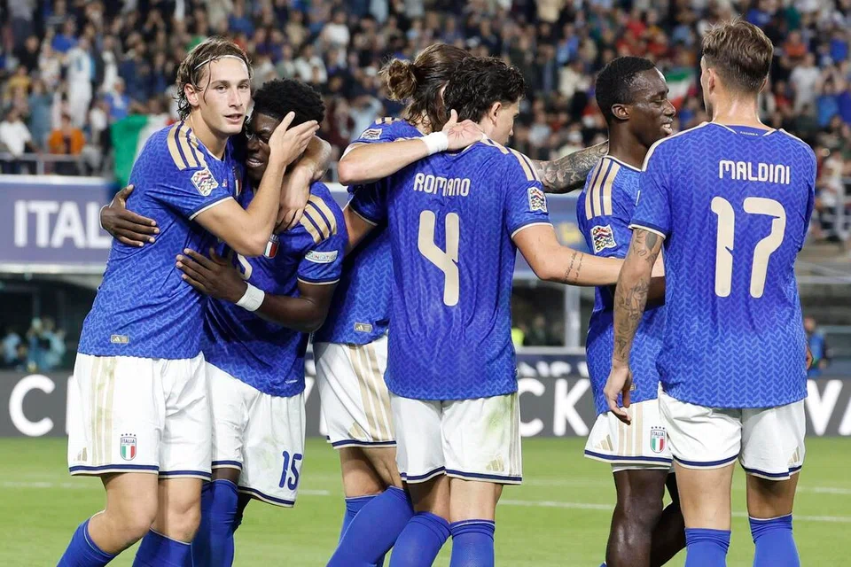 Pemain Italy, Pio Esposito (kiri) meraikan gol ketiga bersama rakan sepasukan setelah mengesahkan kemenangan 3-1 ke atas Turkey dalam saingan Liga Negara-Negara Uefa di Stadium Renato Dall’Ara, Italy, pada 5 Oktober.
