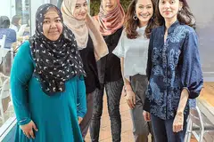 PENGGERAK PROJEK 'CODETTE': Kumpulan wanita ini - (dari kiri) Cik Khairin Nazeera Khamaruldin, Cik Muslihah Albakri, Cik Nurul Jihadah Hussain, Cik Nur Sarah Asa'ad Sameer Bagharib dan Cik Nurul Amillin Hussain - menggerakkan usaha membantu golongan wanita mempertingkat diri mesra teknologi. Seorang lagi anggota, Cik Nur Atikah Amalina Mohd Zaini, tiada dalam gambar. - Foto IQBAL FAIZAL