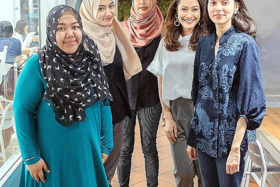 PENGGERAK PROJEK 'CODETTE': Kumpulan wanita ini - (dari kiri) Cik Khairin Nazeera Khamaruldin, Cik Muslihah Albakri, Cik Nurul Jihadah Hussain, Cik Nur Sarah Asa'ad Sameer Bagharib dan Cik Nurul Amillin Hussain - menggerakkan usaha membantu golongan wanita mempertingkat diri mesra teknologi. Seorang lagi anggota, Cik Nur Atikah Amalina Mohd Zaini, tiada dalam gambar. - Foto IQBAL FAIZAL