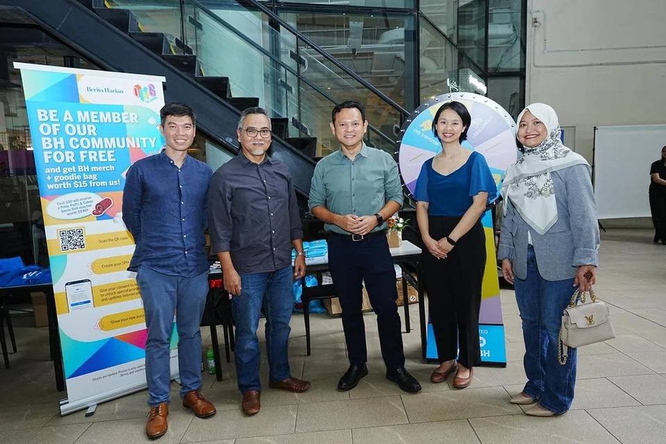 Menteri Negara Kanan (Pertahanan merangkap Tenaga Manusia), Encik Zaqy Mohamad (tengah), bersama pengurusan kanan SPH Media dan Berita Harian di Pesta Pelancaran OMG pada 30 Ogos. Beliau ditemani (dari kanan) Editor Audiens dan Perkembangan Berita Harian, Cik Norhaiza Hashim; Ketua Pegawai Operasi SPH Media, Cik Loh Yuh Yiing; Editor Berita Harian, Encik Nazry Mokhtar dan Timbalan Ketua Pegawai Eksekutif SPH Media, Encik Kuek Yu Chuang.