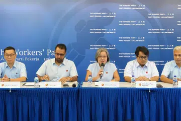 Setiausaha Agung Parti Pekerja (WP), Encik Pritam Singh (dua dari kiri), dan Pengerusi WP, Cik Sylvia Lim (tengah), memperkenalkan tiga lagi calon baru, (dari kiri) Encik Jasper Kuan Hon Whye, Encik Sufyan Mikhail Putra Mohd Kamil dan Encik Harpreet Singh Nehal, dalam satu sidang media di ibu pejabat mereka pada 19 April.