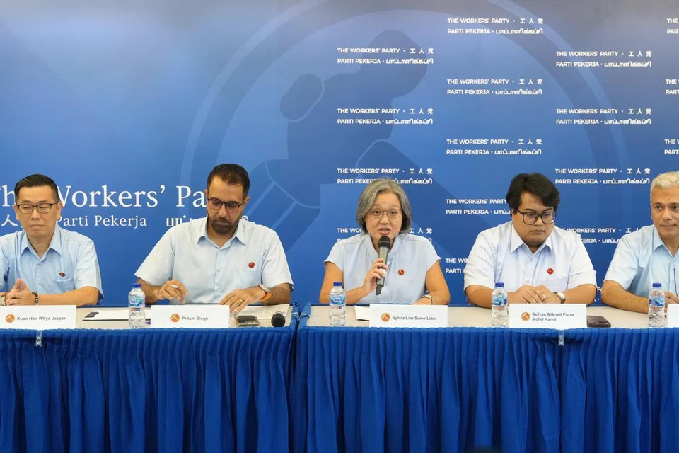 Setiausaha Agung Parti Pekerja (WP), Encik Pritam Singh (dua dari kiri), dan Pengerusi WP, Cik Sylvia Lim (tengah), memperkenalkan tiga lagi calon baru, (dari kiri) Encik Jasper Kuan Hon Whye, Encik Sufyan Mikhail Putra Mohd Kamil dan Encik Harpreet Singh Nehal, dalam satu sidang media di ibu pejabat mereka pada 19 April.