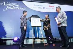 Menteri Penyelaras bagi Perkhidmatan Awam merangkap Menteri Pertahanan, Encik Chan Chun Sing (kiri), dan Editor Berita Harian, Encik Nazry Mokhtar (tengah), mengetengahkan potret penerima Anugerah Jauhari 2025, Panglima Divisyen Kesembilan (9 Div) dan Ketua Pegawai Infantri Angkatan Bersenjata Singapura (SAF), Brigedier Jeneral (BG) Fairoz Hassan (memegang trofi). 