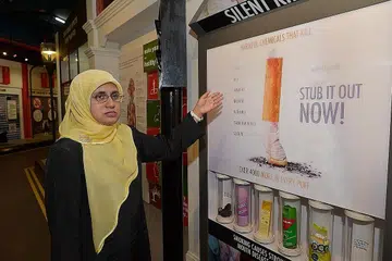 GEMBIRA DAPAT BANTU: Konsultan henti merokok di Lembaga Penggalak Kesihatan, Cik Sultanah Abdul Latiff, gembira dapat membantu mengubah gaya hidup perokok supaya mereka dapat hidup lebih sihat dan bebas daripada asap rokok. - Foto TUKIMAN WARJI