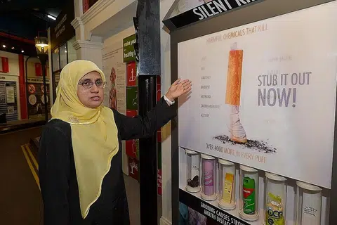 GEMBIRA DAPAT BANTU: Konsultan henti merokok di Lembaga Penggalak Kesihatan, Cik Sultanah Abdul Latiff, gembira dapat membantu mengubah gaya hidup perokok supaya mereka dapat hidup lebih sihat dan bebas daripada asap rokok. - Foto TUKIMAN WARJI