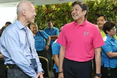 HARGAI PEKERJA BERUSIA: Encik Ng Chee Meng (berbaju merah jambu) memuji usaha Taman Di Persisiran di Marina yang kini mempunyai 20 pekerja yang berusia lebih 60 tahun. - Foto ZAOBAO