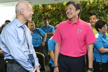 HARGAI PEKERJA BERUSIA: Encik Ng Chee Meng (berbaju merah jambu) memuji usaha Taman Di Persisiran di Marina yang kini mempunyai 20 pekerja yang berusia lebih 60 tahun. - Foto ZAOBAO