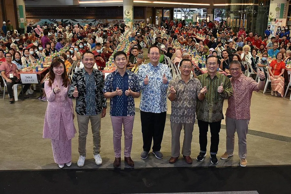 SERTAI MAJLIS BUKA PUASA BERAMAI: (Dari kiri) Cik Tin Pei Ling, Encik Mohd Fahmi Aliman, Encik Tan Chuan Jin, Dr Tan See Leng, Encik Seah Kian Peng, Encik Lim Biow Chuan dan Encik Edwin Tong menyertai sekitar 1,000 penduduk Marine Parade, MacPherson dan Mountbatten dalam acara berbuka puasa beramai-ramai di Wisma Geylang Serai pada Ahad. - Foto BH oleh M.O. Salleh
