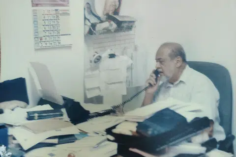 Allahyarham Abdul Razak Sibli ketika bertugas di pejabatnya di 29 Haji Lane pada 1990-an.