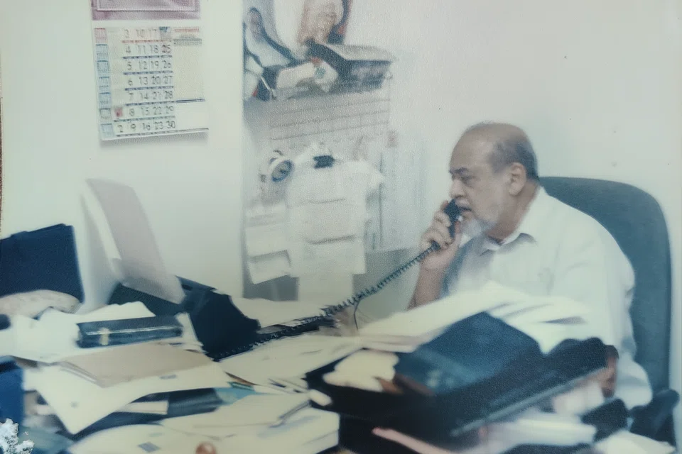 Allahyarham Abdul Razak Sibli ketika bertugas di pejabatnya di 29 Haji Lane pada 1990-an.