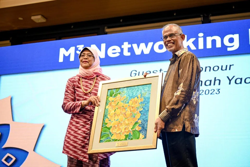 PENGHARGAAN BUAT PRESIDEN: Encik Masagos Zulkifli Masagos Mohamad menyampaikan cederahati lukisan batik kepada Presiden Halimah Yacob tanda penghargaan bagi bakti beliau kepada masyarakat Melayu/Islam dan negara.
