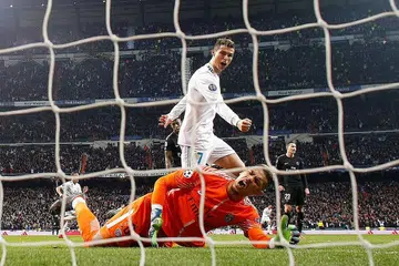 WAJAH KEJAYAAN: Penyerang Real Madrid, Cristiano Ronaldo (gambar atas, berjersi putih), menjaringkan dua gol sementara bintang Liverpool, Sadio Mane, yang menyumbang 'hatrick' meraikan kejayaan untuk kelab masing-masing dengan gaya tersendiri. - Foto-foto REUTERS