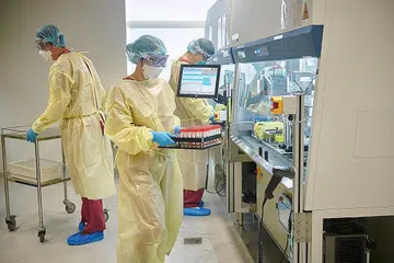 MAKMAL CANGGIH: Pengendali dari Makmal Stronghold Diagnostics, sedang membawa sampel ujian Covid-19 ke sistem BRAVE™, sistem berautomasi untuk pemprosesan sampel yang menggunakan teknologi Industri 4.0 seperti robotik dan pengesan bijak. - Foto A*STAR