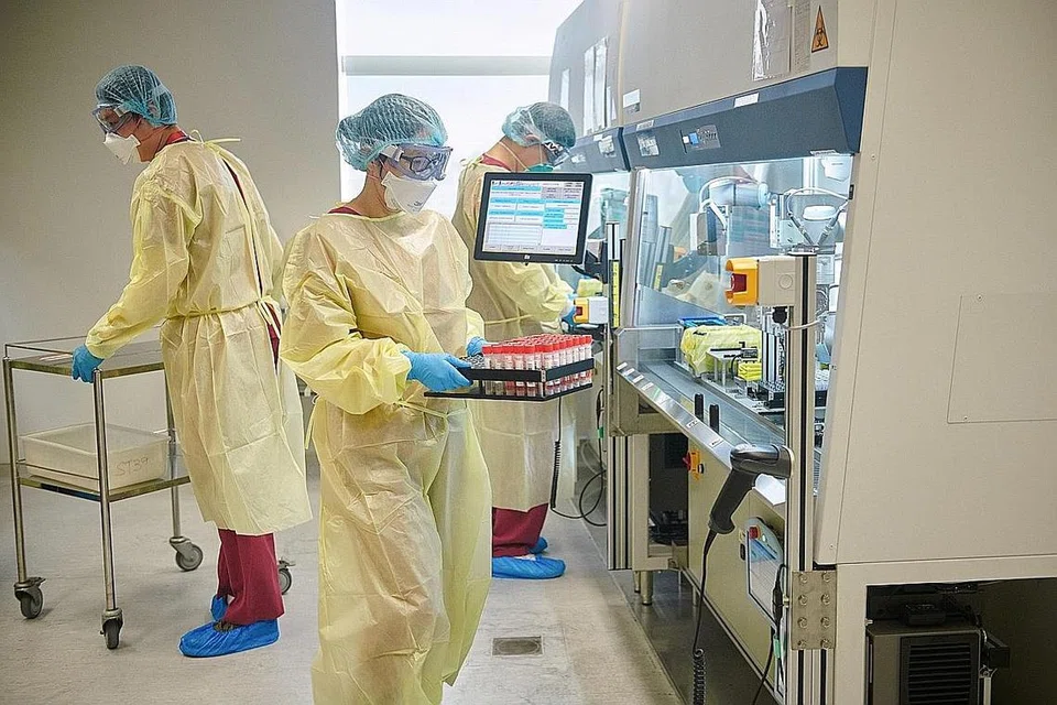 MAKMAL CANGGIH: Pengendali dari Makmal Stronghold Diagnostics, sedang membawa sampel ujian Covid-19 ke sistem BRAVE™, sistem berautomasi untuk pemprosesan sampel yang menggunakan teknologi Industri 4.0 seperti robotik dan pengesan bijak. - Foto A*STAR