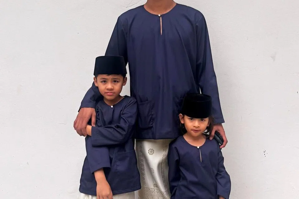 Pemain pertahanan Singapura, Safuwan Baharudin, bersama anak-anaknya. Beliau menulis ucapan ringkas di Instagram – SHRMZDB – yang merupakan akronim untuk ucapan Selamat Hari Raya Maaf Zahir dan Batin.