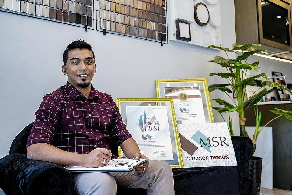 BERINGAT SEMASA UBAH-ELOK RUMAH: Encik Syahiran menasihati pasangan muda untuk berjimat cermat dan tidak berbelanja besar dalam ubah elok rumah mereka. Gambar ini diambil tahun lalu. - Foto fail
