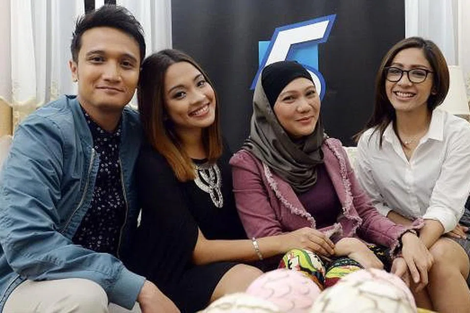 KELUARGA RAHMAN: Pelakon (dari kiri) Fauzie Laily, Syirah Jusni, Masturah Ahmad dan Elfaeza Ul-Haq membawa watak anggota keluarga Rahman dalam siri drama 'Tanglin'. - Foto TAUFIK A. KADER