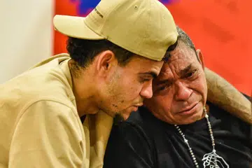 PENUH EMOSI: Luis Diaz (kiri) mendakap bapanya, Luis Manuel Diaz, yang dibebaskan setelah diculik Tentera Pembebasan Nasional (ELN), untuk mendapatkan wang tebusan.