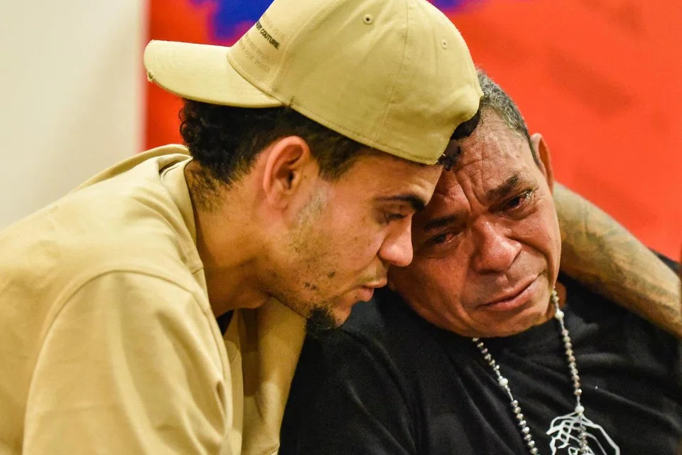 PENUH EMOSI: Luis Diaz (kiri) mendakap bapanya, Luis Manuel Diaz, yang dibebaskan setelah diculik Tentera Pembebasan Nasional (ELN), untuk mendapatkan wang tebusan.