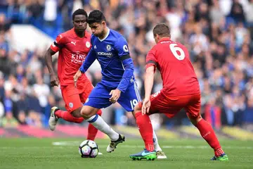 Penyerang Chelsea, Diego Costa (tengah), bersaing dengan pemain pertahanan Leicester City, Robert Huth (kanan), semasa perlawanan EPL di Stamford Bridge yang berakhiar dengan kemenangan 3-0 bagi Chelsea pada Sabtu 15 Oktober.
