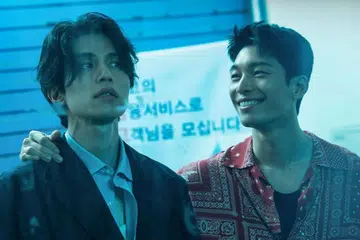 DULU TAK SEBULU, KINI AKRAB: Dalam drama 'Bad and Crazy', (dari kiri) Lee Dong Wook selaku Ryu Soo-yeol, detektif korup yang ingin bina hidup baru, mula mempercayai K (lakonan Wi Ha Jun), jejaka gila-gila tetapi jujur memperjuangkan kebenaran, setelah banyak peristiwa dilalui bersama. - Foto IQIYI