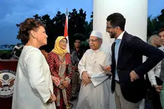 MESRA BERSAMA: Cik Halimah (bertudung) diapit (dari kiri) Cik Syptak- Ramnath, Habib Hassan dan seorang wakil Arab Saudi, Encik Alaudin, dalam iftar di kediaman Cik Syptak-Ramnath. - Foto M.O. SALLEH