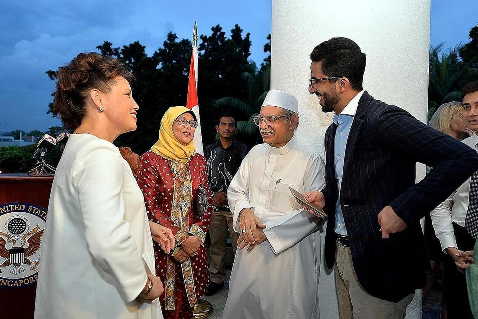 MESRA BERSAMA: Cik Halimah (bertudung) diapit (dari kiri) Cik Syptak- Ramnath, Habib Hassan dan seorang wakil Arab Saudi, Encik Alaudin, dalam iftar di kediaman Cik Syptak-Ramnath. - Foto M.O. SALLEH