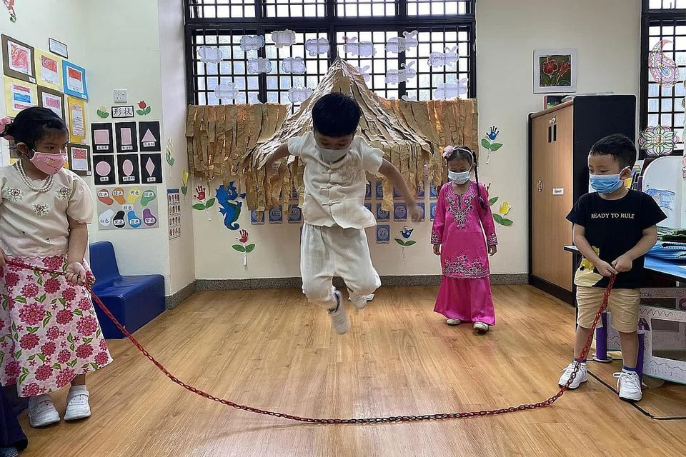 BUAT SARANAN: Dr Wan Rizal berkata mewajibkan pendidikan prasekolah akan memastikan setiap kanak-kanak warga Singapura diberi peluang meneroka dan bermain. - Foto fail