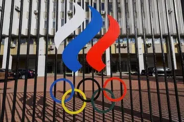Pemandangan melalui pagar menunjukkan ibu pejabat Jawatankuasa Olimpik Russia di Moscow, Russia.