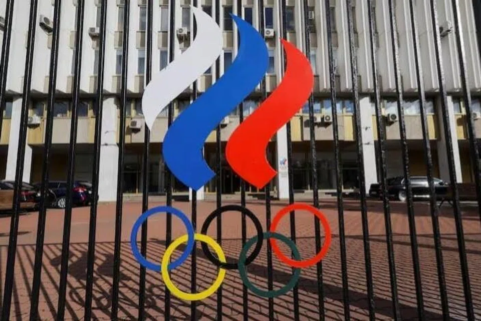 Pemandangan melalui pagar menunjukkan ibu pejabat Jawatankuasa Olimpik Russia di Moscow, Russia.