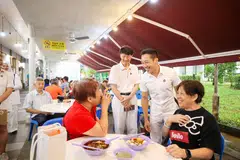 Anggota Parlimen GRC Jurong, Encik Xie Yao Quan (dua dari kanan), beramah dengan penduduk semasa lawatan ke Jurong Central Plaza pada 23 Mac. 