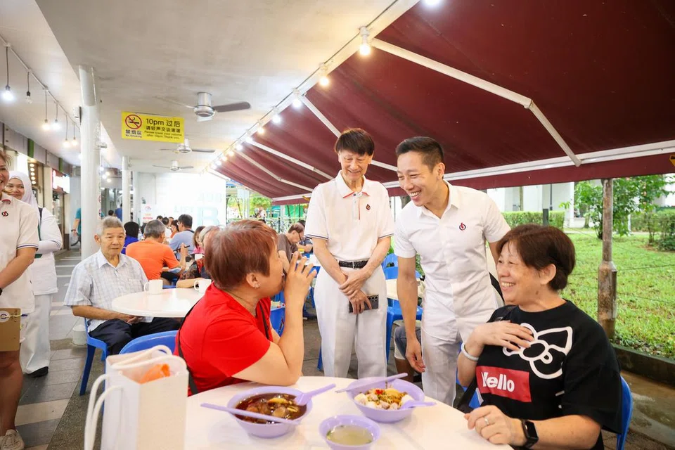 Anggota Parlimen GRC Jurong, Encik Xie Yao Quan (dua dari kanan), beramah dengan penduduk semasa lawatan ke Jurong Central Plaza pada 23 Mac. 