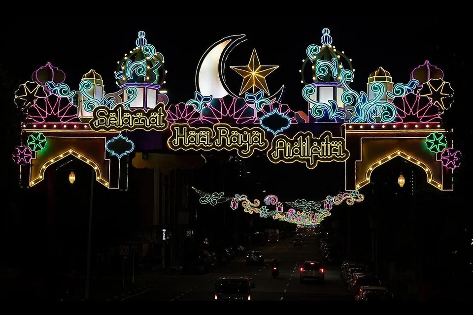 BERKILAUAN: Penyalaan lampu Hari Raya sudah pun bermula dan orang ramai dapat menikmati limpahan cahaya berwarna-warni di sepanjang kawasan Geylang Serai. - Foto WISMA GEYLANG SERAI 