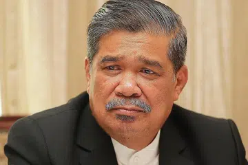 PERKUKUH KERJASAMA: Menteri Pertahanan Malaysia, Encik Mohamad Sabu, menyifatkan Singapura sebagai "jiran paling penting" semasa diwawancara Berita Minggu di pejabatnya di Kementerian Pertahanan di Kuala Lumpur baru-baru ini. - Foto BM oleh KELVIN CHNG