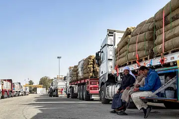 Pemandu trak menunggu di sebelah kenderaan mereka yang membawa bantuan kemanusiaan sebelum memasuki bahagian Mesir di lintasan sempadan Rafah dengan Gaza di timur laut Mesir pada 27 Januari 2026, ketika pintu masuk penting ke wilayah Palestin itu dibuka semula.
Lintasan Rafah antara Gaza dan Mesir merupakan satu-satunya pintu keluar masuk ke dunia luar bagi wilayah Palestin yang tidak melalui Israel serta menjadi laluan utama bagi pergerakan orang ramai dan barangan. Ia ditutup sejak tentera Israel menguasainya pada Mei 2024, kecuali pembukaan terhad pada awal 2025, manakala beberapa usaha lain untuk membukanya semula gagal direalisasikan.