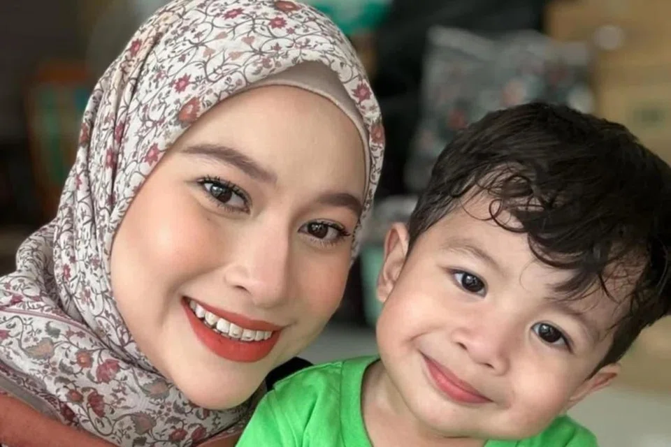 Eyra Hazali (kiri) terkejut mendapat tahu anak keduanya, Endra Haqimie, mengalami masalah buah pinggang kering, setelah dikesan muntah tanpa henti.