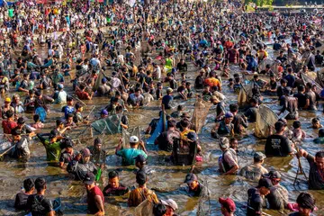 Penduduk menangkap ikan di sebuah kolam sempena tradisi ‘memet ikan’ di daerah Kalikotes, Klaten, Jawa Tengah, pada 19 Julai lalu.  Indonesia merekodkan jumlah penduduk melepasi 290 juta orang dengan hampir 70 peratus berada dalam usia produktif, sekali gus memberi peluang besar untuk memacu pertumbuhan ekonomi negara.