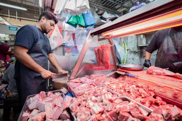 Penjual daging di gerai Haji Abu Bakar Butchery di Pasar Geylang Serai, Encik Mohamed Shahid Yusoff, menawarkan khidmat penghantaran ke rumah bagi bahan yang biasa digunakan untuk menyediakan lauk-pauk Hari Raya seperti daging, ayam, udang dan sotong. 