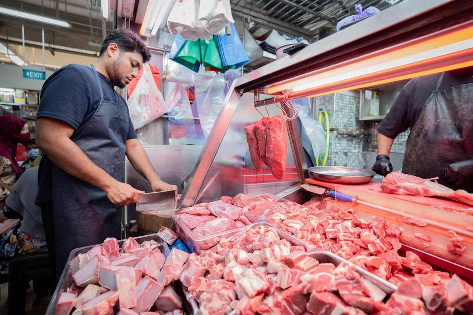 Penjual daging di gerai Haji Abu Bakar Butchery di Pasar Geylang Serai, Encik Mohamed Shahid Yusoff, menawarkan khidmat penghantaran ke rumah bagi bahan yang biasa digunakan untuk menyediakan lauk-pauk Hari Raya seperti daging, ayam, udang dan sotong. 