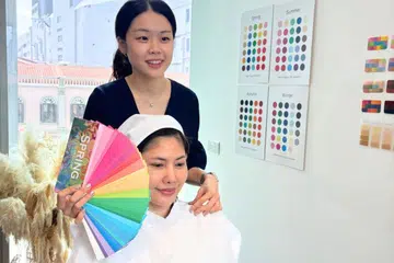 Dengan meletakkan pelbagai rona berbeza berhampiran wajah, seorang perunding atau pakar analisis dapat mengenal pasti warna yang dapat membuatkan seseorang tampil lebih kemas dan berkeyakinan.