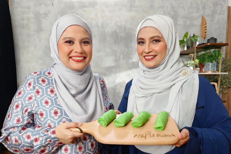 Cef Siti Mastura Alwi (kanan) bersama anaknya Cef Sarah Ariffin, yang giat mengikut jejak langkah ibunya sebagai pejuang juadah tradisional. 