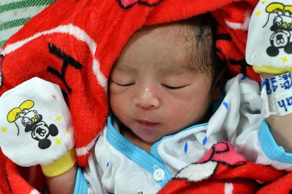 Bayi yang dilahirkan di atas kapal. Foto: AFP