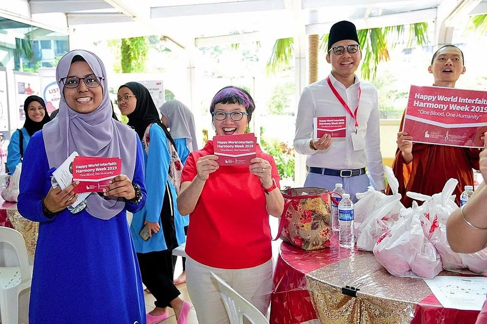 GIGIH SEBAR MESEJ KEAMANAN: Pemimpin belia silang agama berganding bahu mempromosi keamanan dalam kalangan masyarakat berbilang kaum dan agama. - Foto PUSAT HARMONI