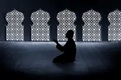 Allah swt menyebut dalam Surah Al-Qadr bahawa lailatulqadar lebih baik dari 1,000 bulan. Ini bermakna, ibadah yang dilakukan pada malam tersebut lebih baik daripada ibadah selama 83 tahun.