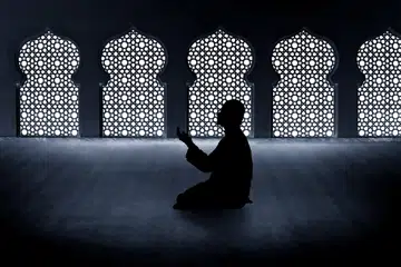 Allah swt menyebut dalam Surah Al-Qadr bahawa lailatulqadar lebih baik dari 1,000 bulan. Ini bermakna, ibadah yang dilakukan pada malam tersebut lebih baik daripada ibadah selama 83 tahun.