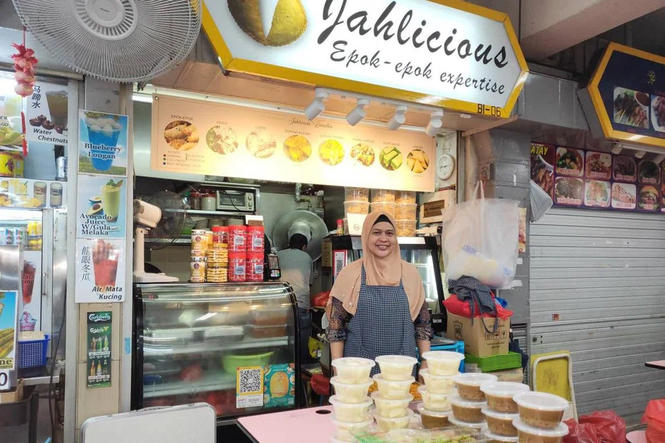GERAI SUDAH DITUTUP: Pemilik Jahlicious Epok-Epok, Cik Zainab Mohamad Dali, sudah tutup gerai di Pusat Makanan Golden Mile setahun lalu tetapi masih mendapat pesanan epok-epok.