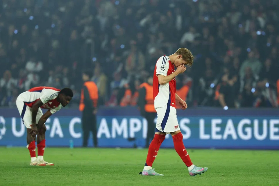 Kapten Arsenal, Martin Odegaard (kanan), dan rakannya Thomas Partey jelas kecewa di akhir kekalahan kepada Paris Saint-Germain (PSG) dalam Liga Juara-Juara.