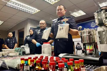Ketua Polis Johor, Datuk Ab Rahaman Arshad, menunjukkan dadah yang dirampas oleh polis ketika serbuan di sekitar Johor Bahru.